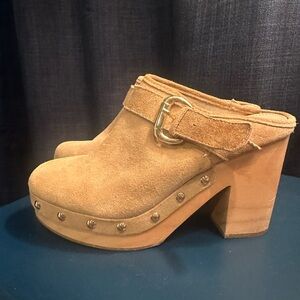 Suede clogs